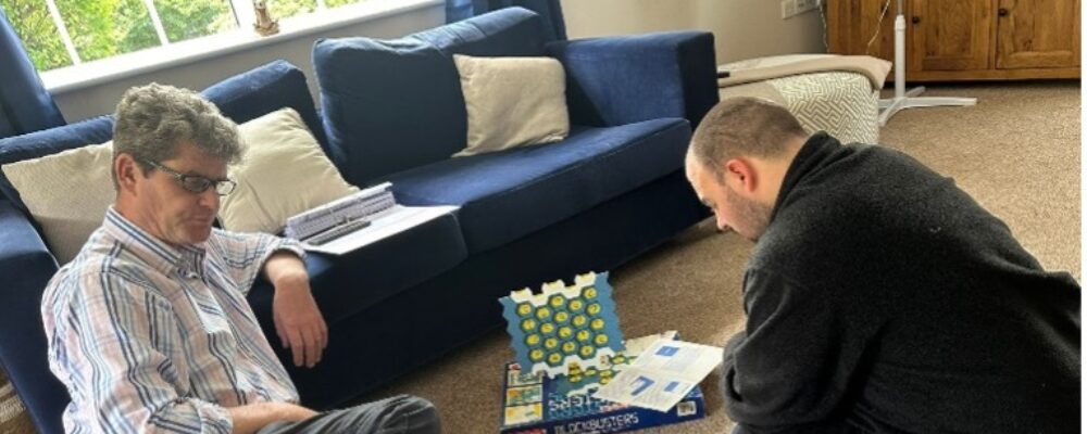 Care home residents play connect 4 - Applewood Healthcare