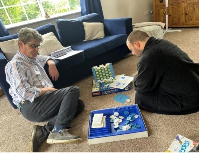 Care home residents play connect 4 - Applewood Healthcare